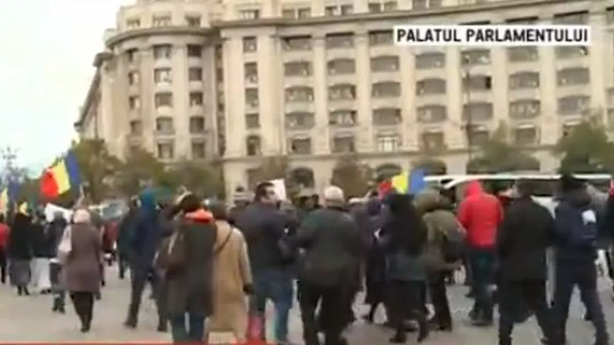 Legea vaccinării, contestată în stradă: Lanț uman în jurul Parlamentului (VIDEO)