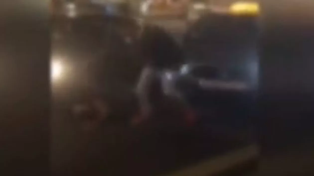 Un român a fost bătut cu RANGA de doi indivizi, în Marea Britanie. Scenele de o cruzime înfiorătoare au fost filmate (VIDEO)