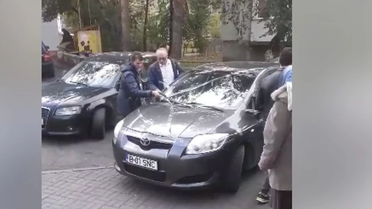IMAGINILE ZILEI! În Suceava, DACĂ AI PARCAT GREȘIT, nu se blochează ROȚILE, ci se LIPEȘTE SCOTCH pe toată mașina. Ce a pățit un bucureștean, întrece orice IMAGINAȚIE (VIDEO)