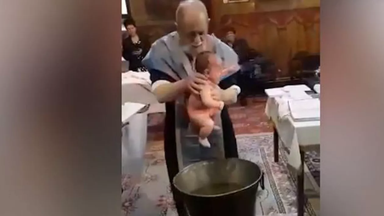 Imagini HALUCINANTE din timpul unui BOTEZ. Preotul a luat copilul din mâinile naşilor şi a început să facă un lucru NECREŞTINESC cu micuţul (VIDEO)