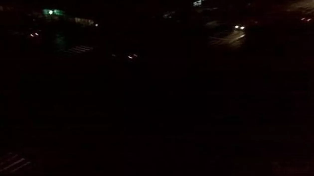 Bucureștiul în beznă: O avarie la rețeaua Transelectrica a lăsat mai multe cartiere din est și nord fără curent. Probleme și în stațiile de metrou