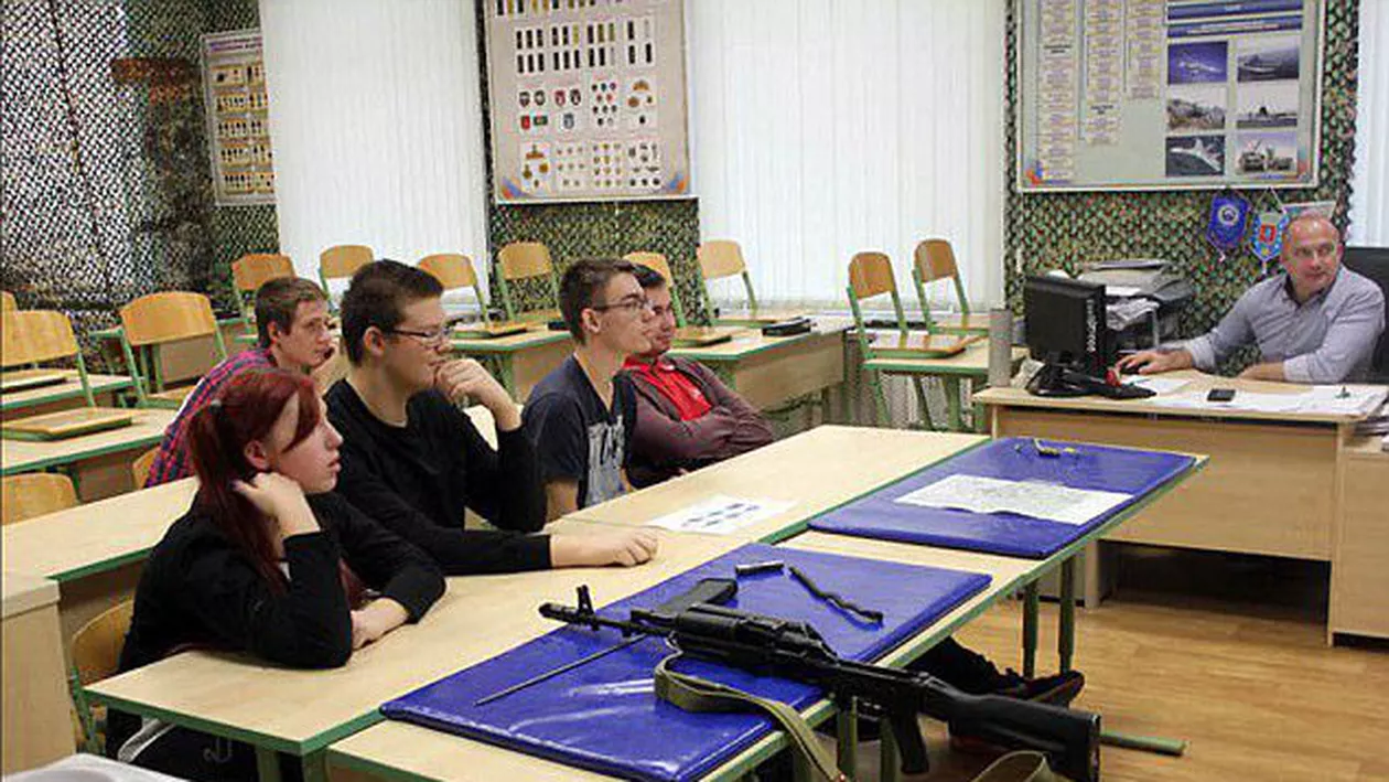 ORIBIL: Un student i-a tăiat gâtul profesorului, apoi s-a sinucis cu drujba! (FOTO ȘOCANT)