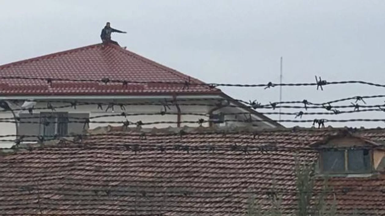 RĂSCOALĂ la Penitenciarul Vaslui! Un deţinut s-a urcat pe clădire, iar colegii din celule strigă „Să vină Tudorel Toader!“ (VIDEO)