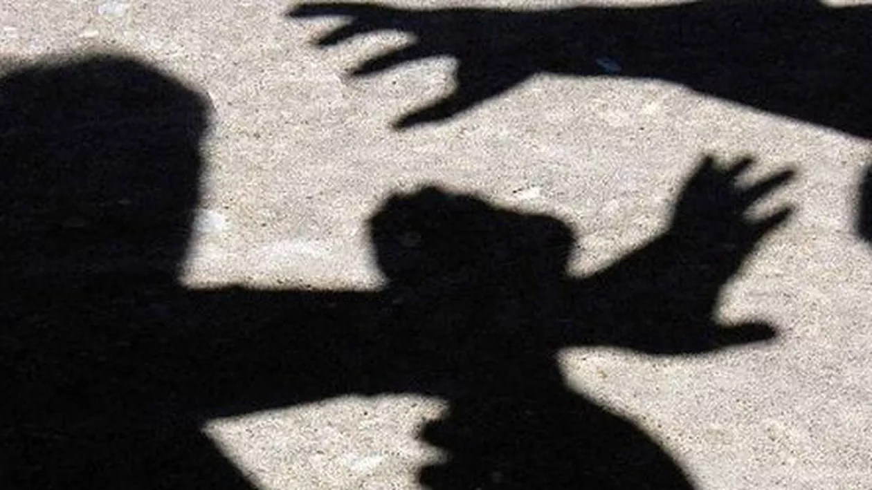 Elevă de liceu, bătută crunt de două colege. Totul a pornit de la un mesaj cinic pe Facebook (VIDEO)