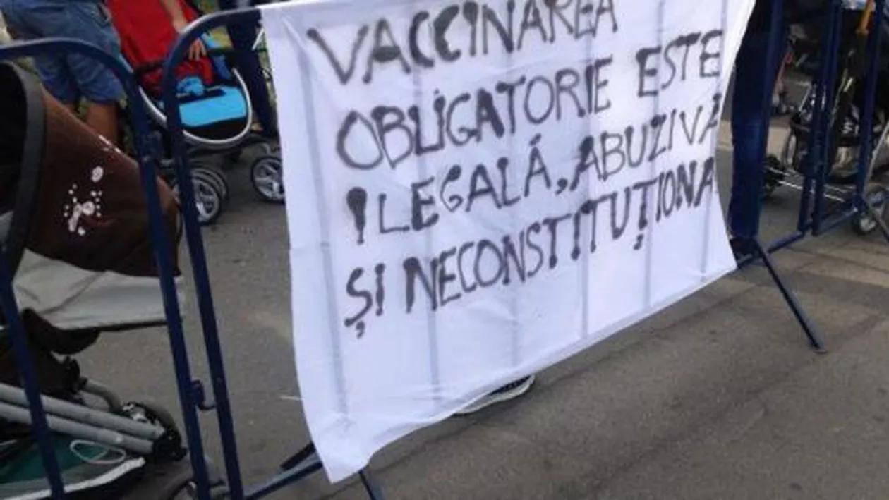 ”Vaccinarea obligatorie = sterilizare și exterminare". Nou protest, în Capitală, împotriva vaccinării obligatorii (FOTO)