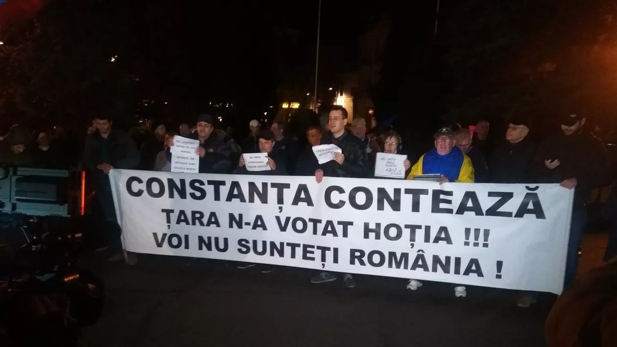 Sute de oameni protestează în Constanța: ”Țara n-a votat hoția! Voi nu sunteți România!” (VIDEO)