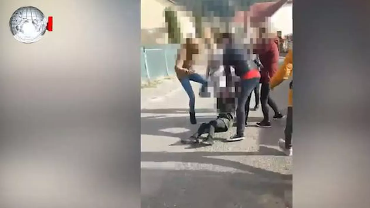 Imagini de o violență extremă într-o școală din Gura Humorului: O elevă bătută cu pumnii și picioarele de 5 colege (VIDEO)