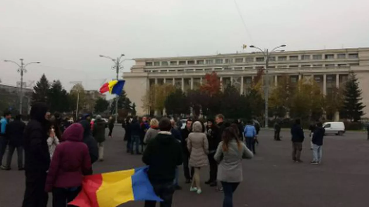 "Intrăm peste voi, nu dăm înapoi!": Sute de oameni s-au strâns la Guvern pentru a protesta împotriva măsurilor fiscale