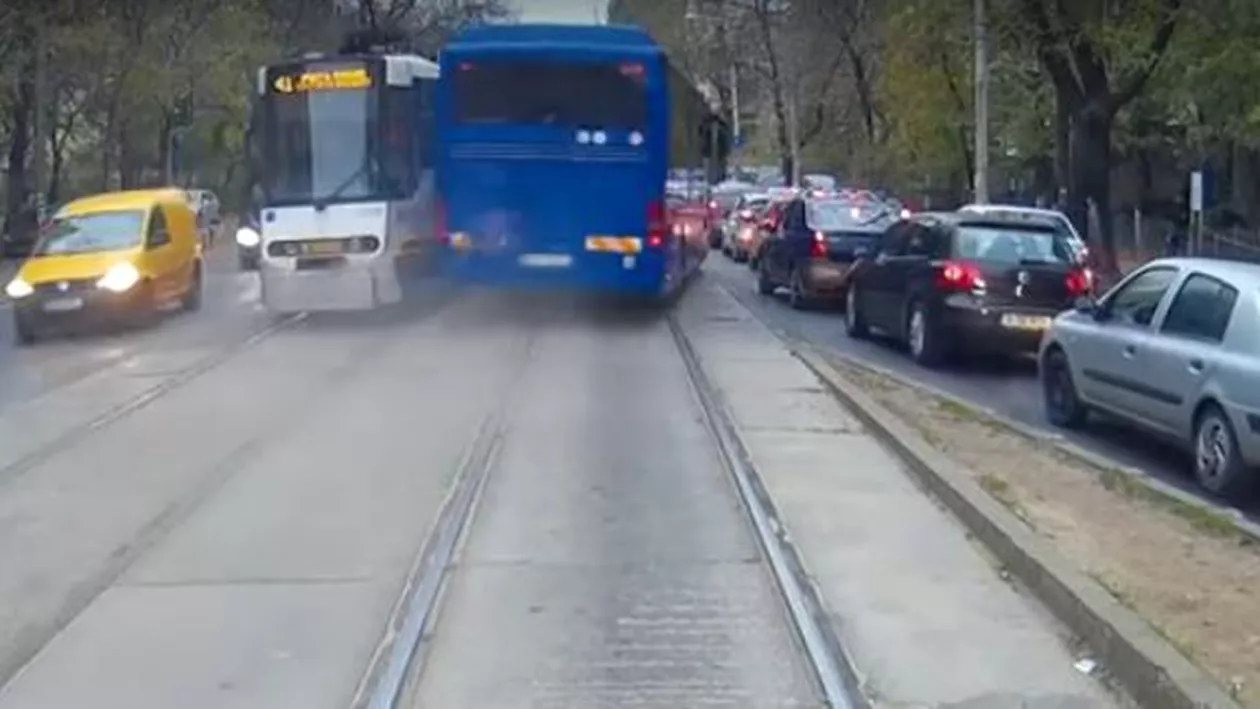 UPDATE // Autocar MAI, pericol în trafic: Șoferul a mers pe contrasens și a evitat la limită un tramvai / Reacția Jandarmeriei (VIDEO)