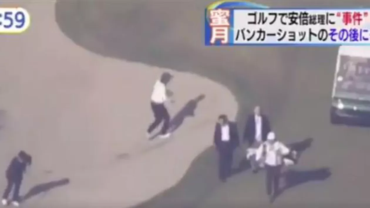Premierul Japoniei, căzătură spectaculoasă pe terenul de golf, sub privirile lui Donald Trump (VIDEO)