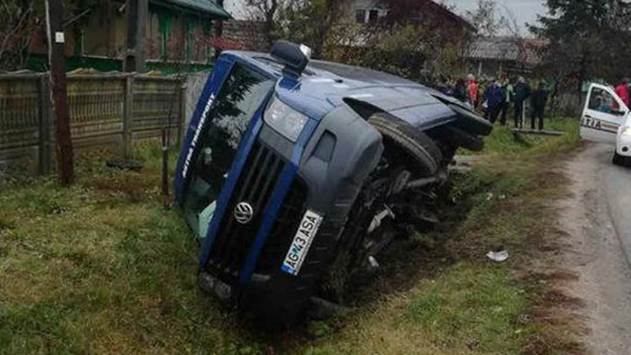 Un microbuz cu 20 de muncitori s-a răsturnat în județul Argeș. Starea victimelor