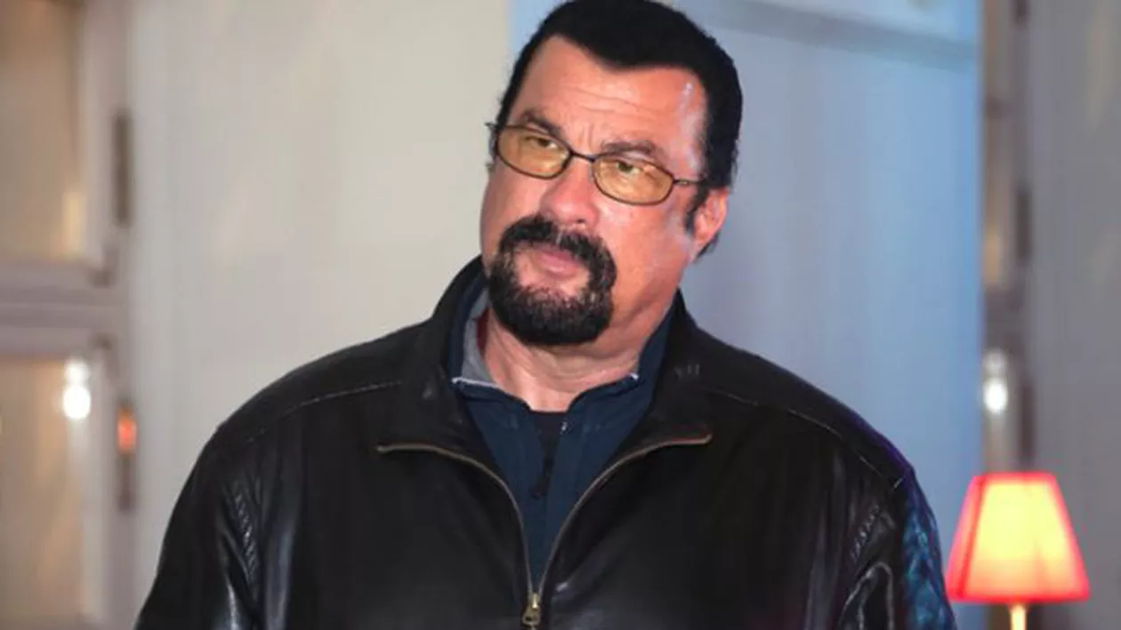 Steven Seagal, acuzat că şi-a desfăcut prohabul în fața unei lesbiene