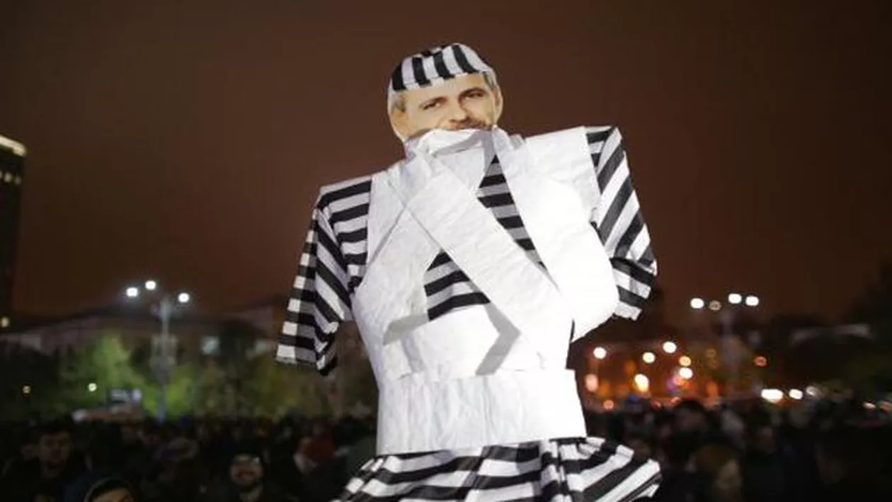 "M-am săturat să fiu furat!". Curtea PSD umplută cu hârtia igienică aruncată de protestatari. Aproximativ 1.000 de oameni în stradă (FOTO, VIDEO)