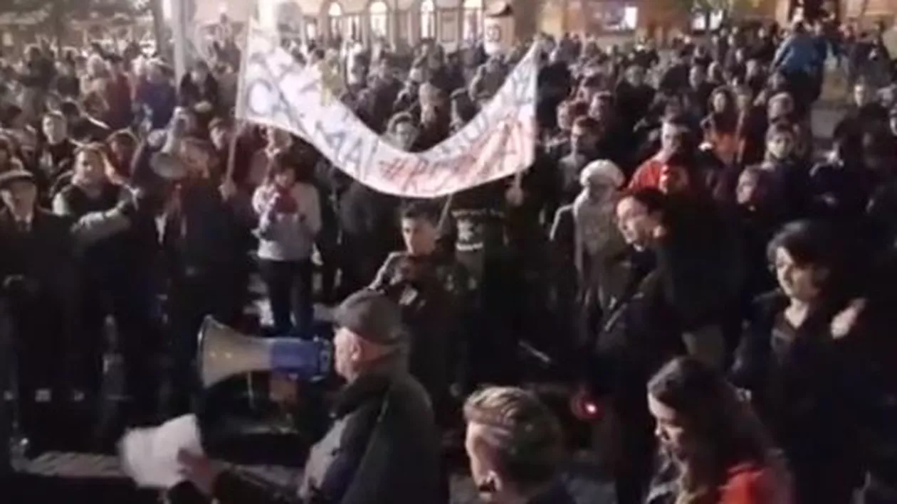 "Strada: Ultima Redută": Câteva sute de clujeni au ieșit în stradă să ceară o justiție independentă și măsuri fiscale coerente
