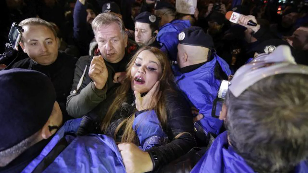 Incidente la protestul din Capitală: Jandarmii nu au lăsat protestatarii să meargă pe stradă în marș spre sediul PSD. Bulevardul Kiseleff a fost blocat (VIDEO)