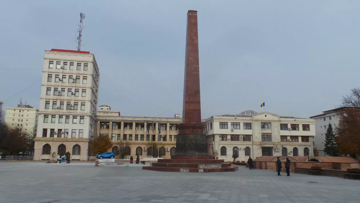 Schelele de pe Monumentul Unirii din Focșani, înlăturate fără să se facă reparațiile capitale. Operațiunea a costat MII DE LEI