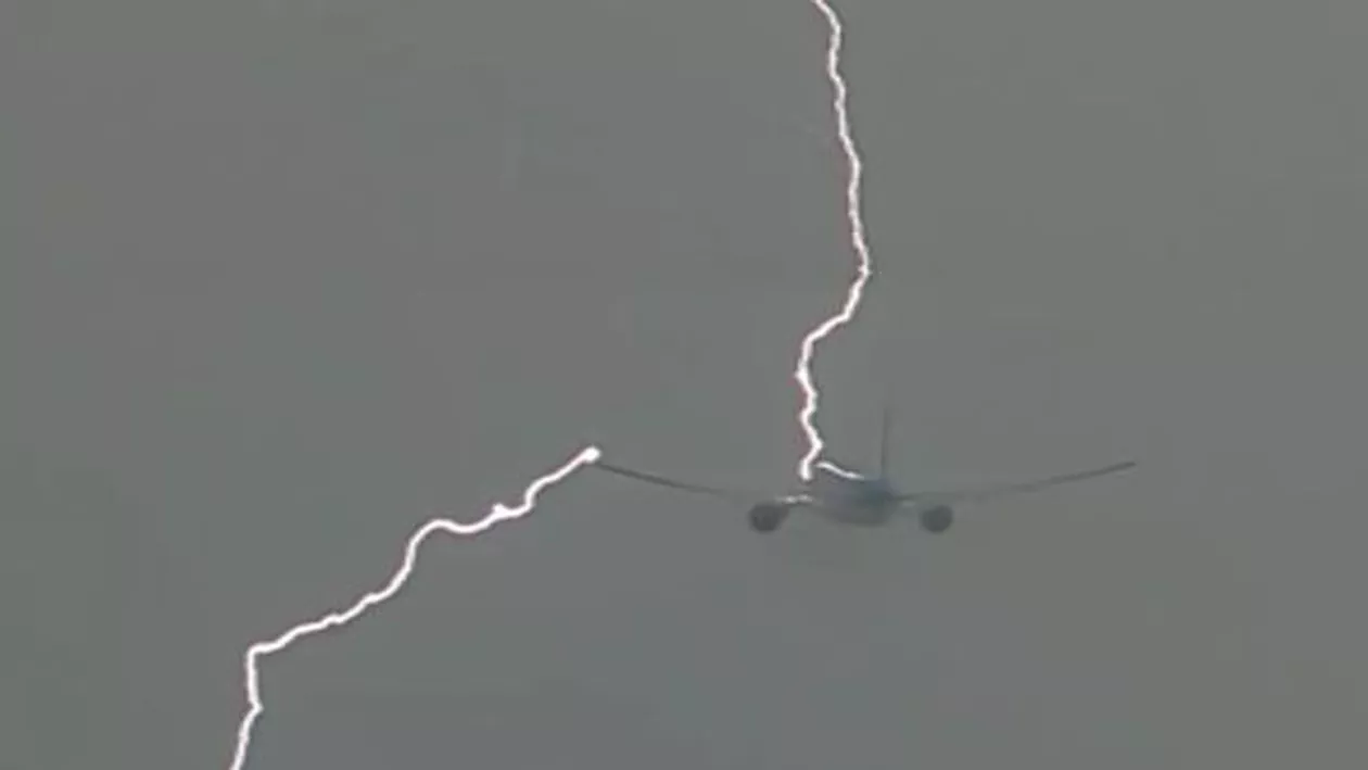 Șoc și groază: FULGERELE au lovit avionul imediat după decolare