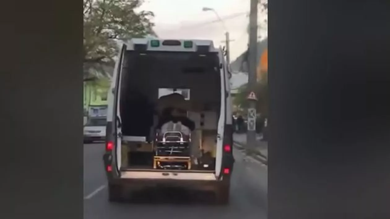 Dorel, șofer pe ambulanță: Pacient, transportat cu ușile deschise (VIDEO)