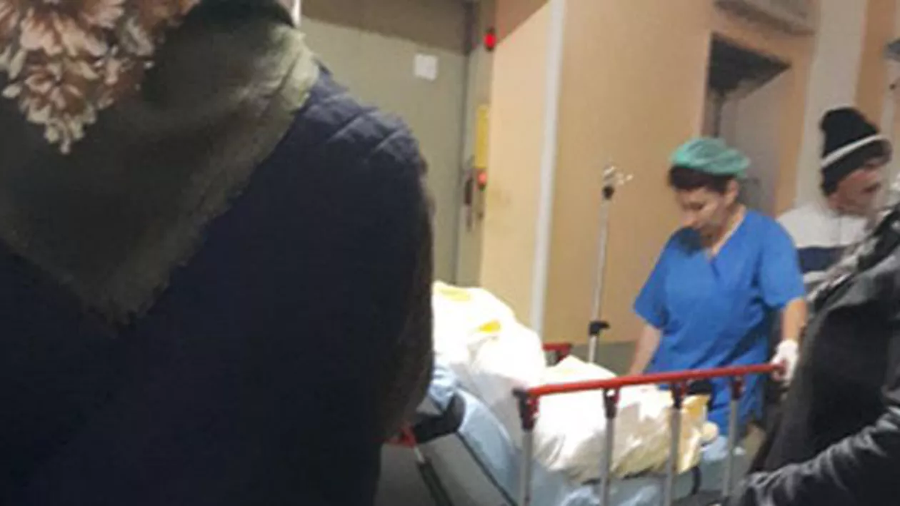 Noi scene incredibile într-un spital din România: Pacienți abia ieșiți din operație, plimbați pe holurile pline de vizitatori (VIDEO)