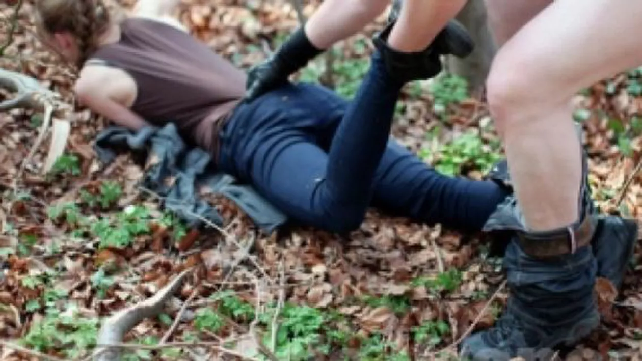 REVOLTĂTOR: Cei 7 VIOLATORI ai unei minore de 13 ani, lăsaţi LIBERI de către judecători