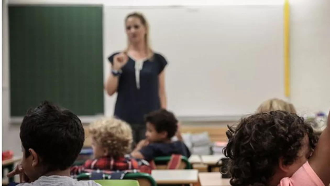 După medici, pleacă și profesorii din țară: Cine face RECRUTĂRI masive