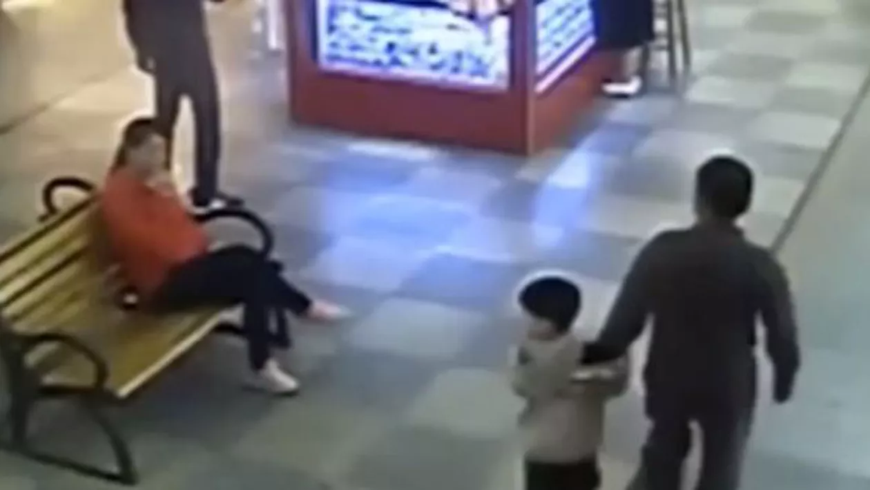 Momentul în care un tată își vede din întâmplare copilul, răpit în urmă cu nouă luni (VIDEO)