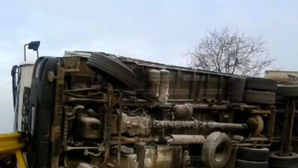 Pericol de EXPLOZIE în Buzău! Un tir cu peste 40 de tone de azotat de amoniu s-a răsturnat pe DN 2C (VIDEO)
