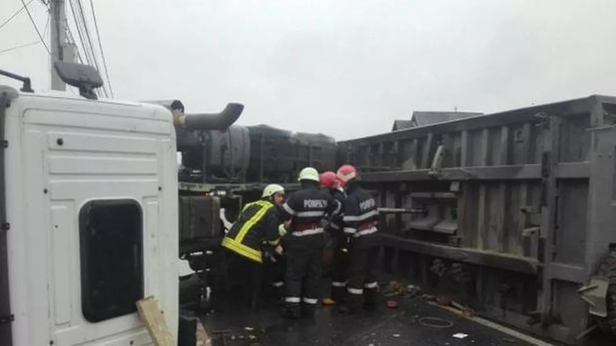 NENOROCIRE în Maramureș! Un TIR cu pietriș răsturnat, mașini distruse, victime încarcerate (VIDEO)