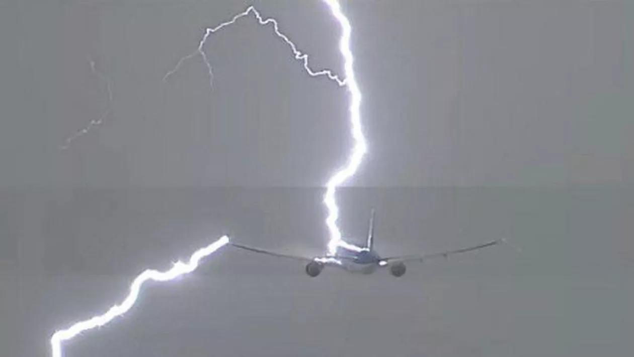 Terifiant! Avion lovit de fulger la scurt timp după decolare (VIDEO)