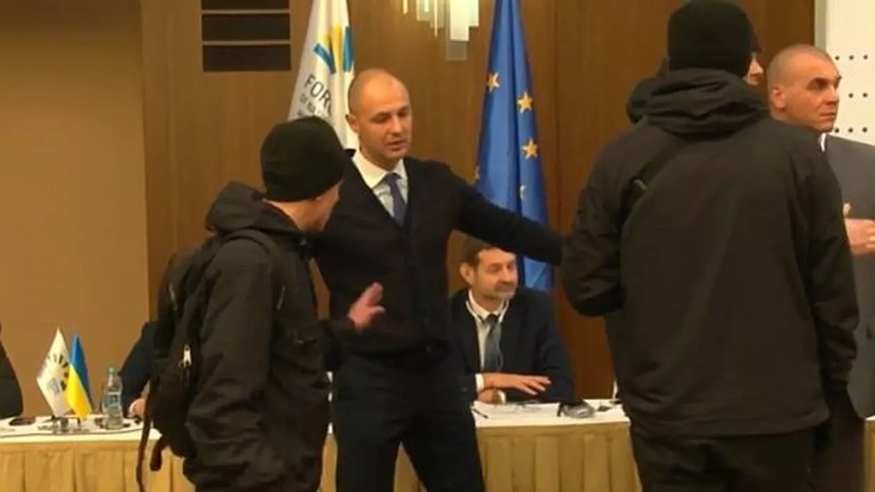 Naționaliștii ucraineni îi taie microfonul reprezentantului românilor, la un Forum al minorităților desfășurat la Kiev. MAE și Iohannis, fără reacție (VIDEO)