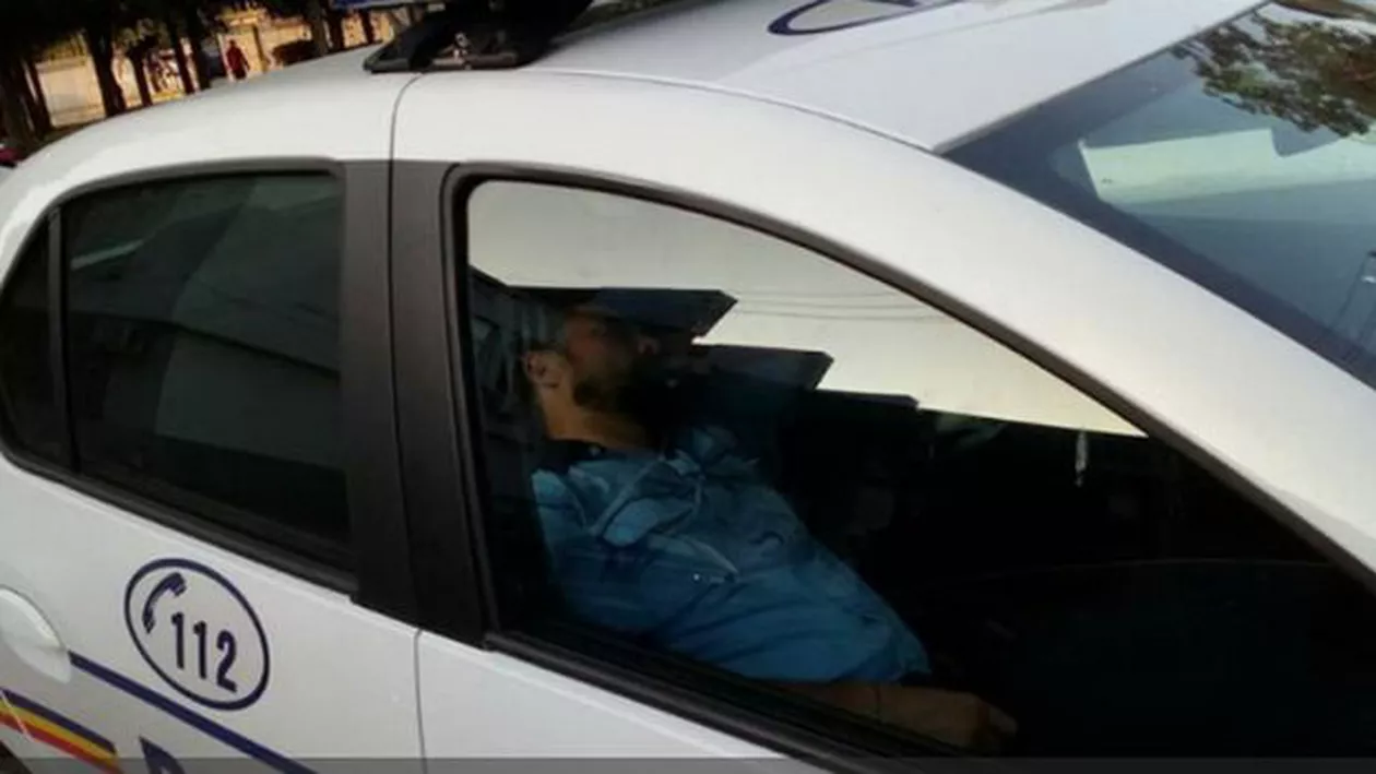 Un afacerist care s-a dat drept poliţist şi a urmărit un autocar cu girofarul, condamnat la închisoare
