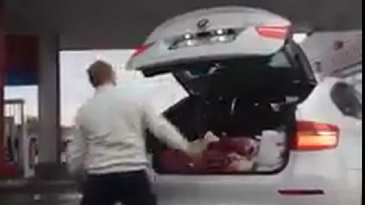 Un POLITICIAN disperat a fost găsit de poliție în PORTBAGAJUL unei mașini. Ce s-a întâmplat