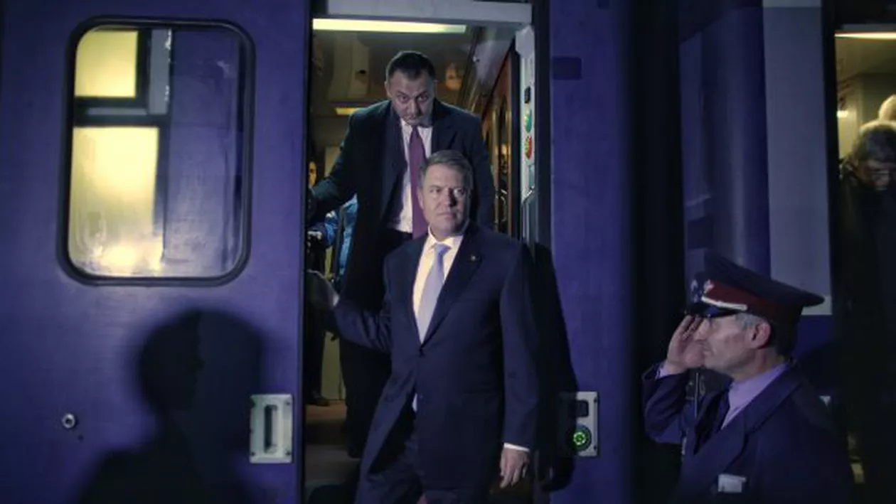 "Pas cu pas" pe calea ferată spre Ploiești: Imagini cu Iohannis în tren (FOTO)