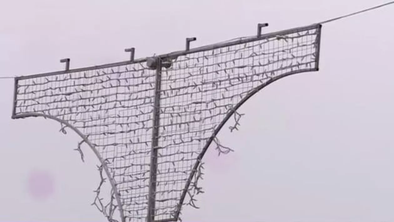 Decorațiunile-chiloți din Filiași au fost reașezate. Cum arată acum (FOTO)