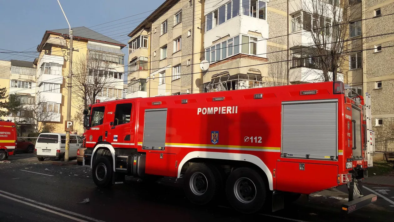 Explozie într-un bloc din Piatra-Neamț: 20 persoane evacuate. O victimă, transportată la spital (FOTO)
