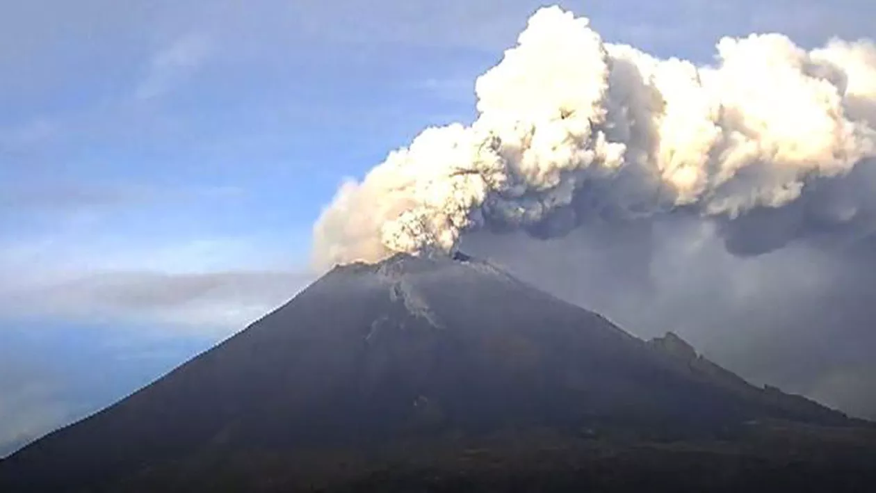 Zboruri ANULATE spre Bali, după erupţia SPECTACULOASĂ a vulcanului Agung (VIDEO)