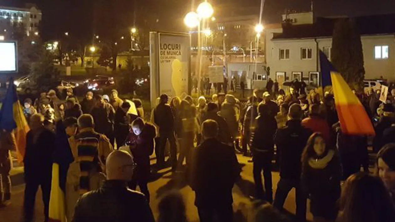 ”Nu suntem o nație de hoți”: Sibienii au ieșit în stradă pentru a contesta modificările la legile justiției (FOTO, VIDEO)