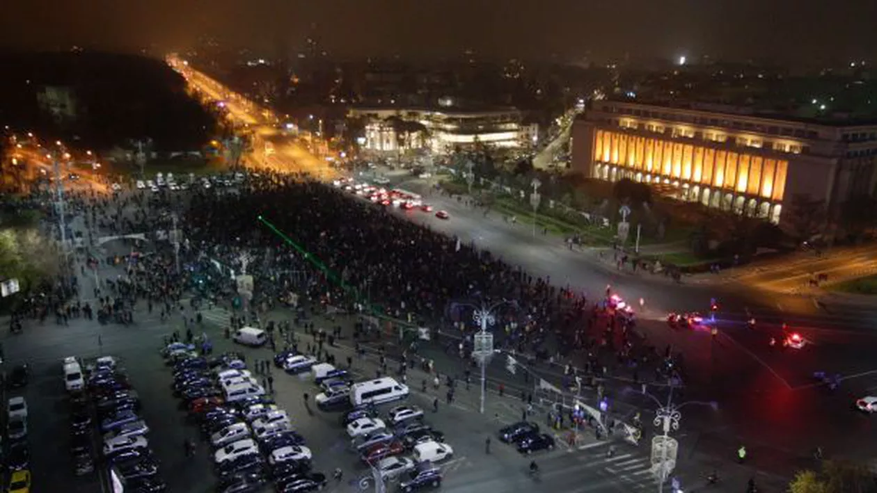 Îmbrânceli în Piața Victoriei între protestatari și jandarmi (VIDEO)