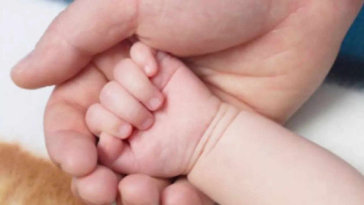 Un bebeluș de șapte luni a fost ținut ostatic de propriul tată