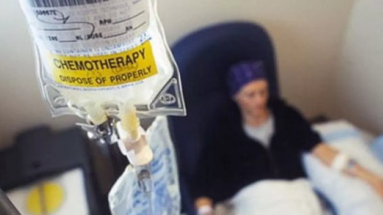 Loviți de soartă, umiliți de autorități: Bolnavii de cancer, puși să își plătească tratamentul despre care se știau la început că e gratis (VIDEO)