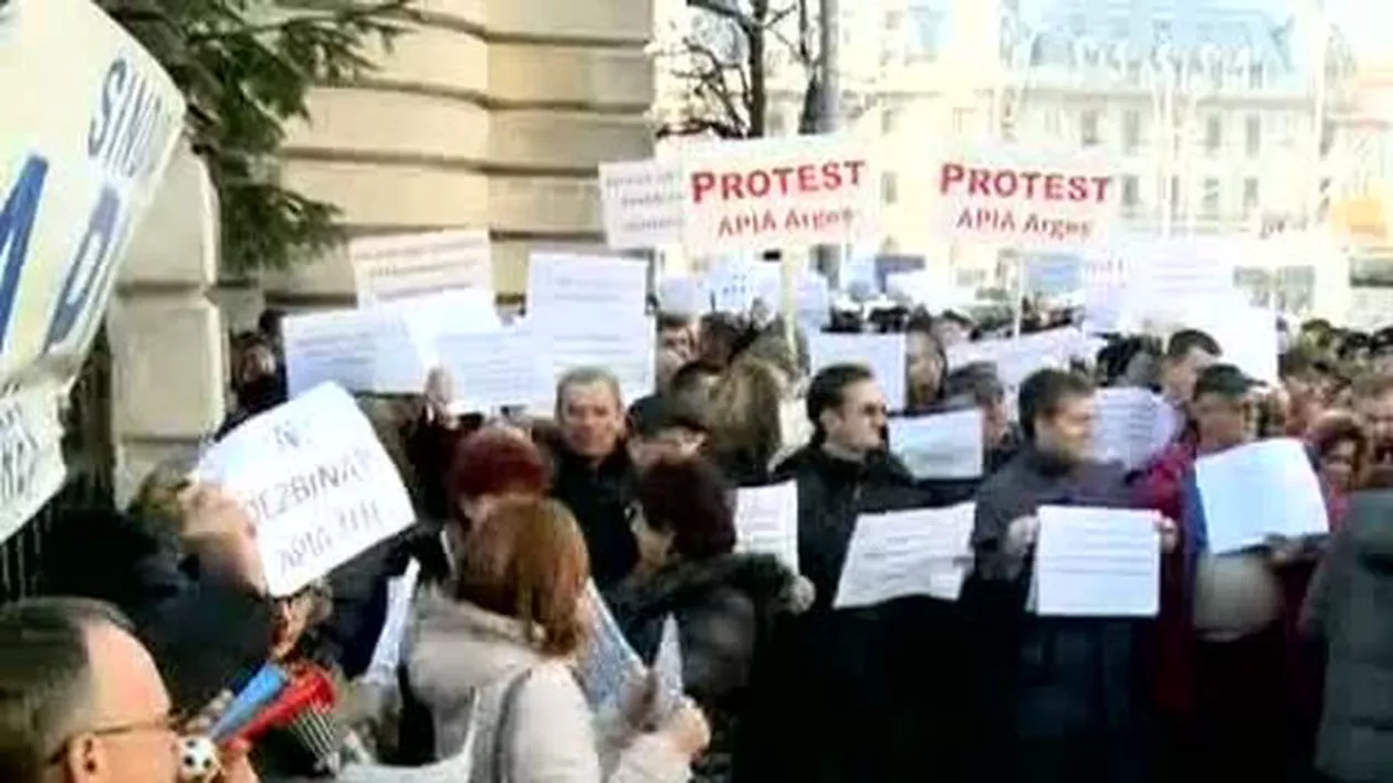 Protestele APIA ajung în Piaţa Victoriei. Peste 400 de oameni manifestează împotriva GRILEI DE SALARIZARE