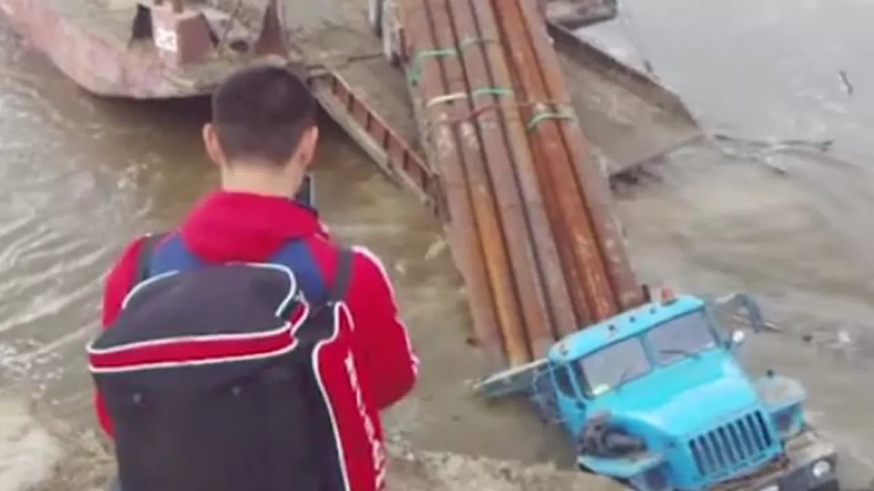 Accident STUPID! "Dorel" a scufundat camionul (VIDEO)