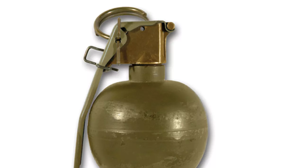 Și-a făcut singur DREPTATE! Un bărbat a aruncat două GRENADE în timpul procesului în sala de judecată (FOTO)