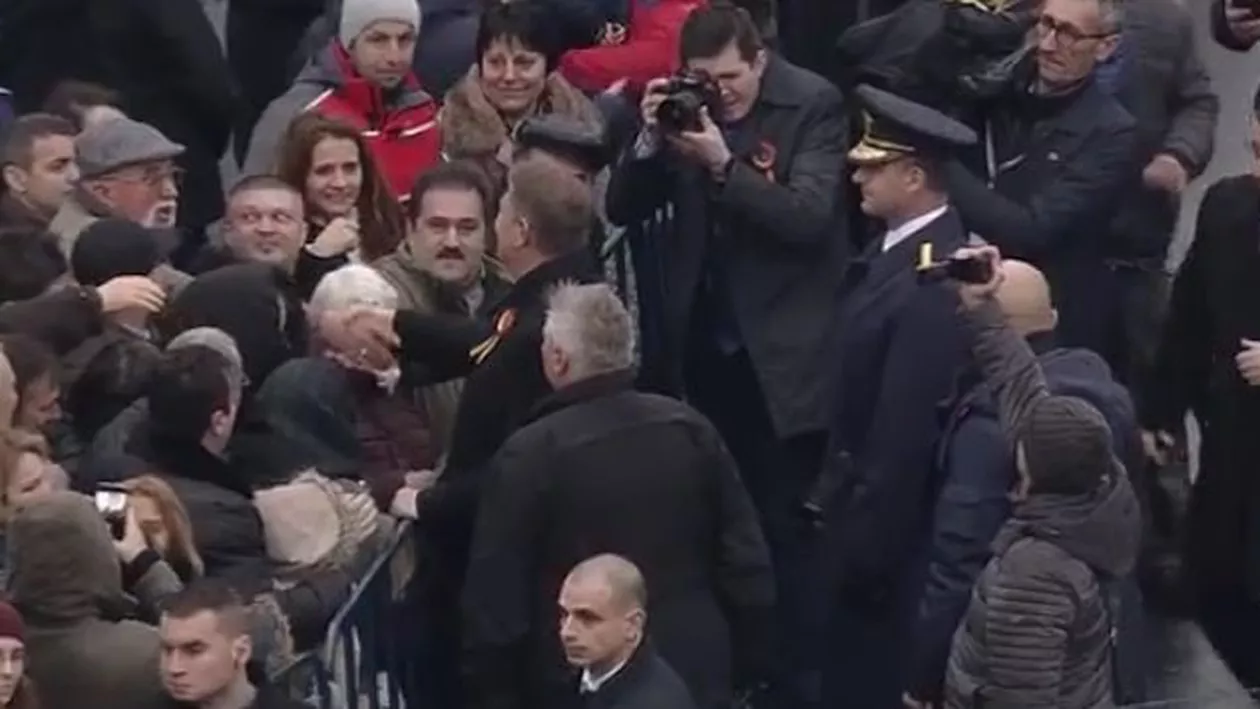 Iohannis, "baie de mulțime" la finalul paradei de Ziua Națională (VIDEO)
