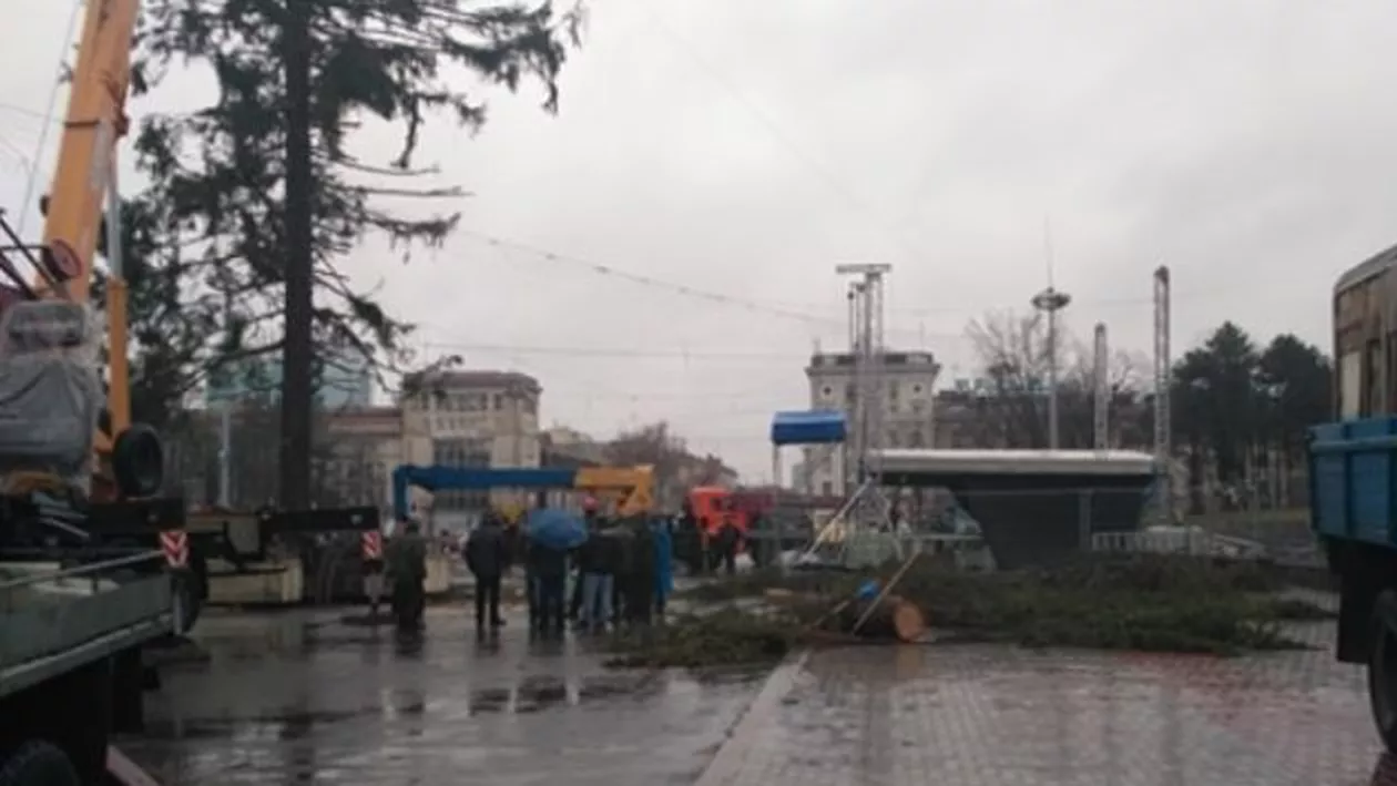 Scandal uriaș privind bradul de Crăciun din centrul Chișinăului (FOTO)