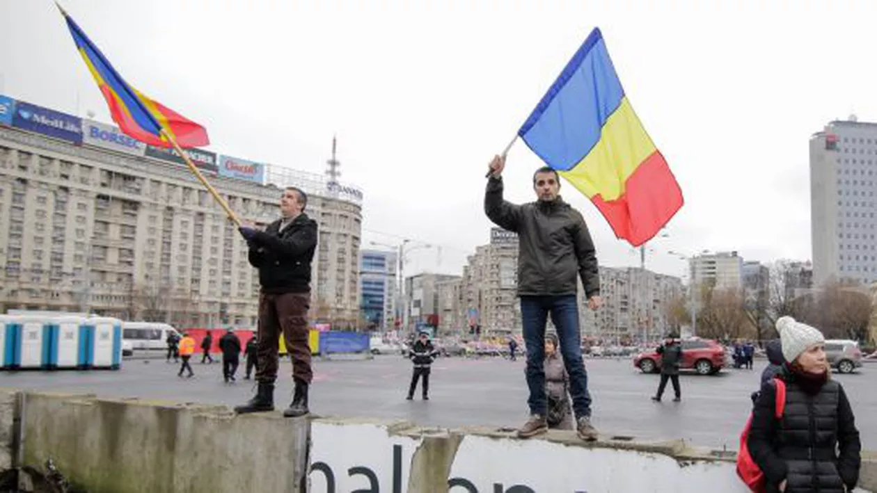 Târgul de Crăciun din Piața Victoriei, mutat după incidentele cu protestatarii: Poliția a demarat o anchetă privind demolarea schelelor