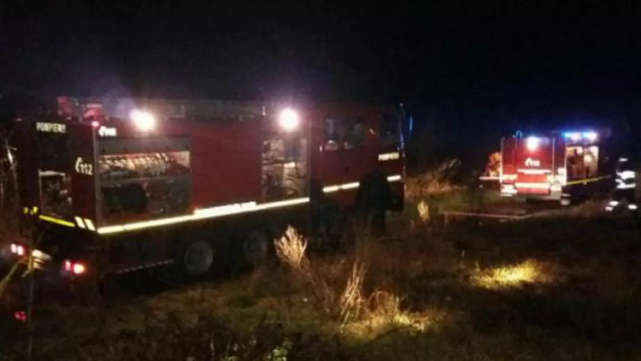 TERIBIL: O mașină a fost lovită de acceleratul Galați-București. Mecanicul locomotivei spune că a fost o SINUCIDERE (FOTO)