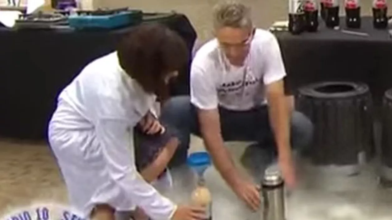 EXPERIMENT EȘUAT! O prezentatoare tv, la un pas de a fi DECAPITATĂ în direct (VIDEO)