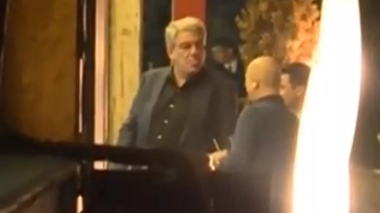 Îi arde de glume! Tudose i-a arătat limba lui Codrin Ștefănescu, la debutul petrecerii date în PSD (VIDEO)