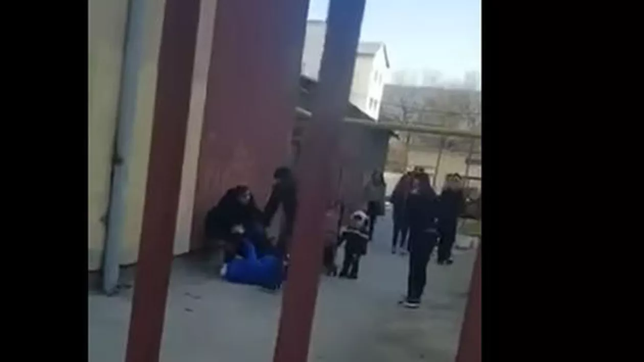 Ring de box în curtea școlii: Trei femei s-au bătut sub ochii elevilor (VIDEO)